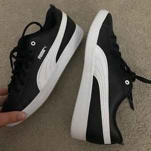 Never worn black puma sneakers!